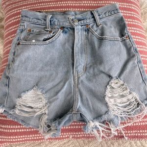 Levi’s 550 light washed denim shorts. Size 00